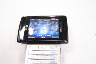 Illustration for article titled LG VX9400 V-CAST TV Phone Hands-On